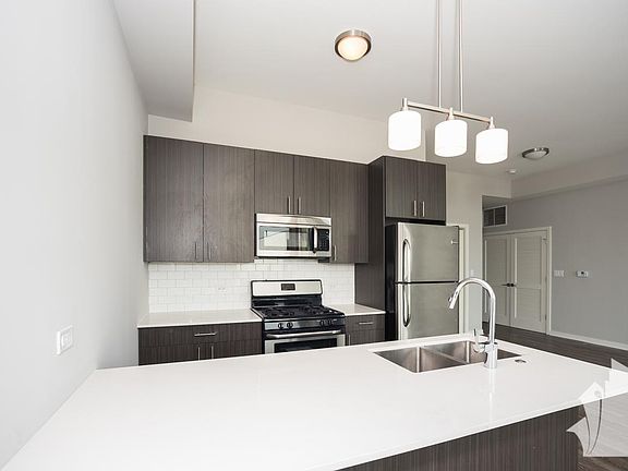 4th image of 1546 W North Ave #404