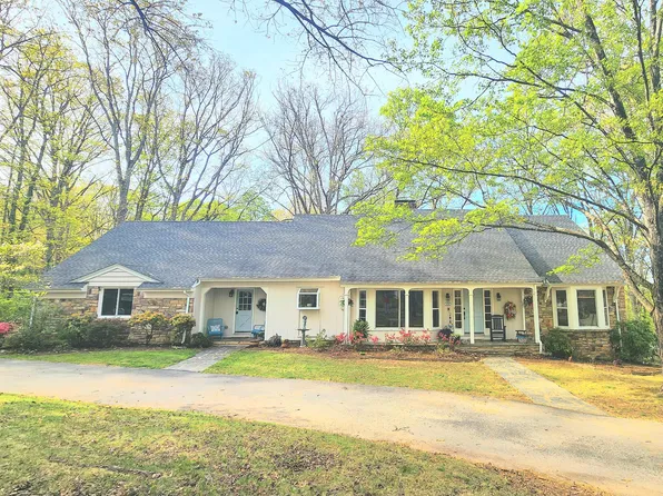 5011 Hunting Hills Dr, Roanoke, VA 24018