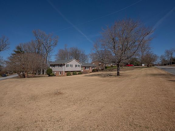 4th image of 332 Saint James Dr