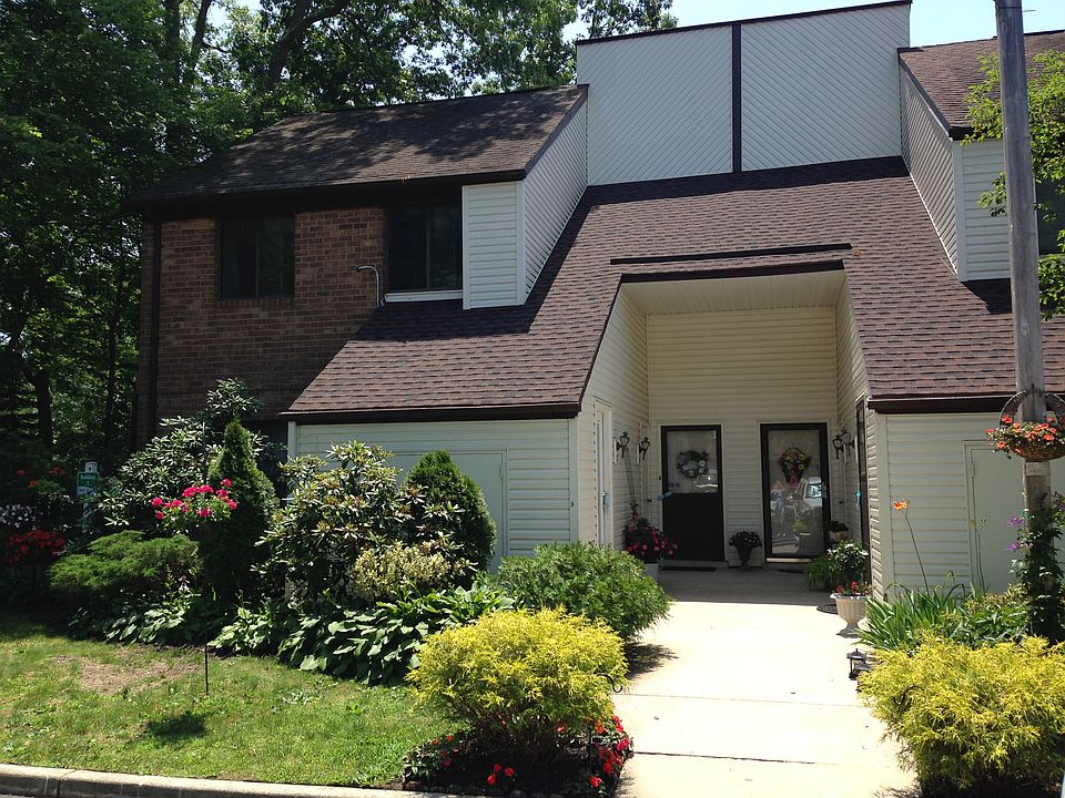 2nd image of 2 Country Hickory Ln