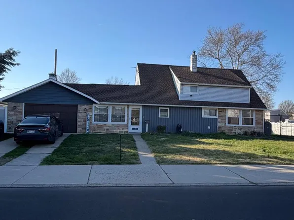 123 Goldenridge Dr, Levittown, PA 19057