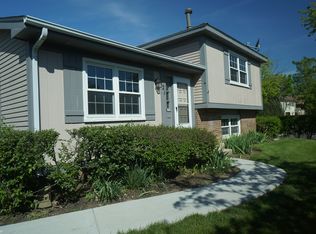 121 Brookwood Ct, Vernon Hills, IL 60061