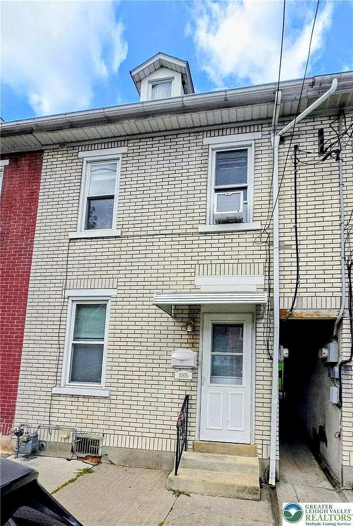 3 bed, 1404 sqft, $2,100 — Photo 1