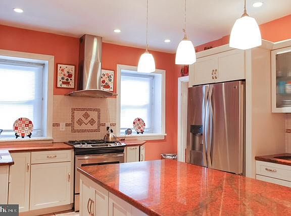 3rd image of 5992 Woodbine Ave