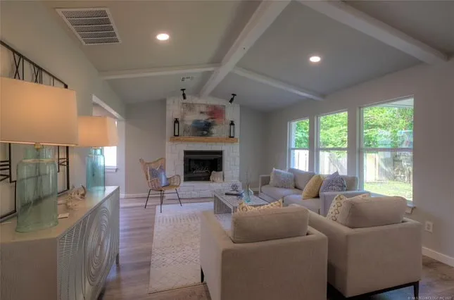 3900 S Sycamore Ave — Photo 2