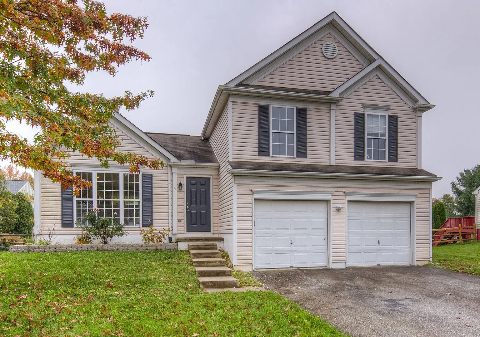 Split level in Parkside Green - Showing Friday 10/9 1PM-1:15 — Photo 2