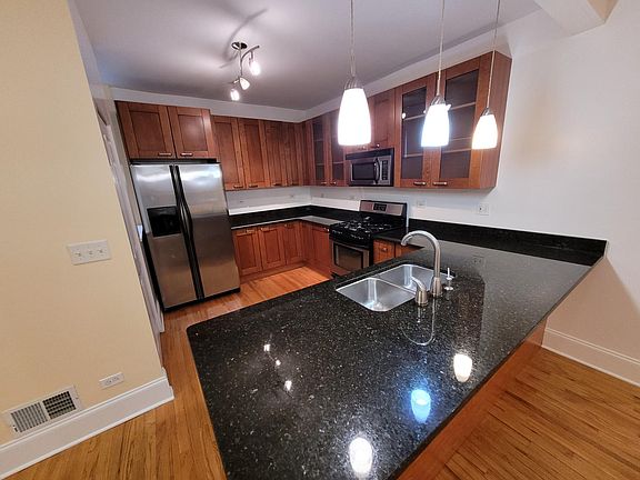 3rd image of 1142 W Pratt Blvd #1A