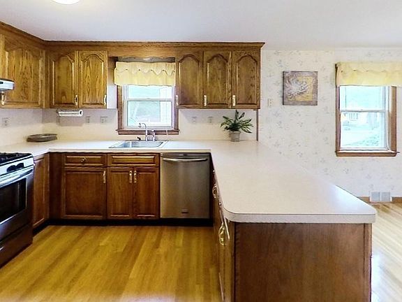 4th image of 48 Rockwood St