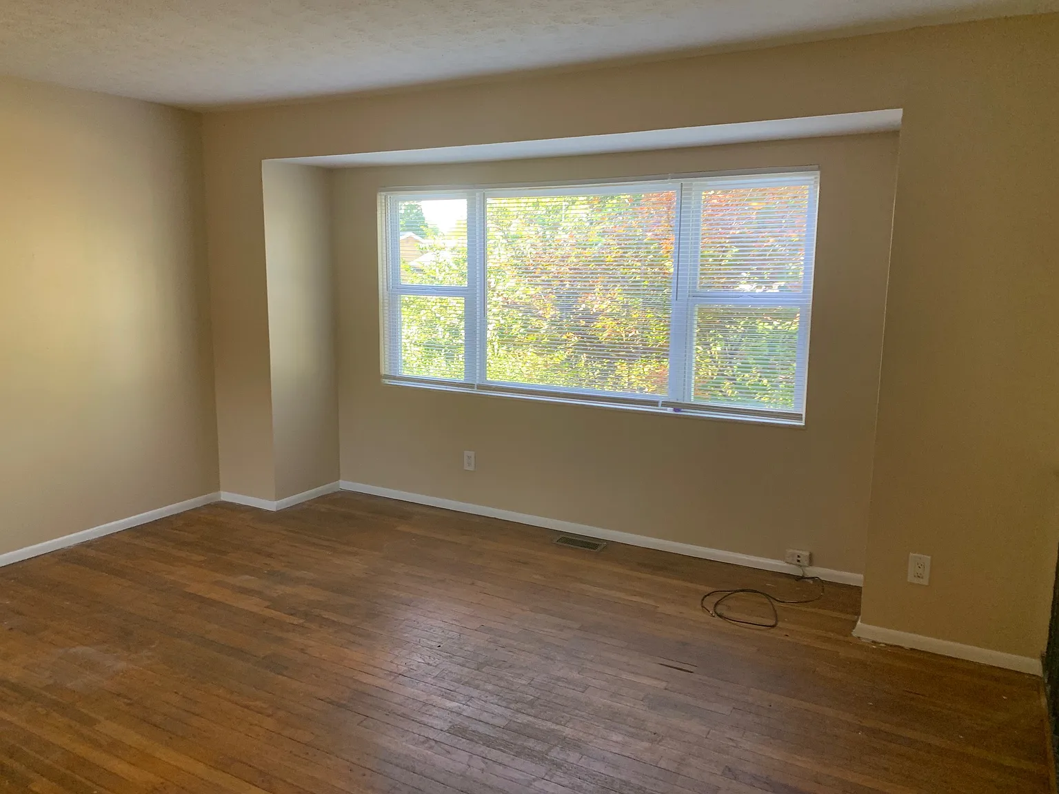 4 bed, 1.5 bath, 2054 sqft, $1,995 — Photo 2
