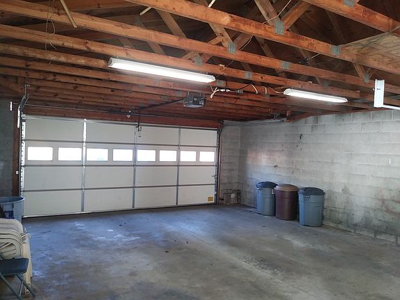 2 stall garage with
workshop