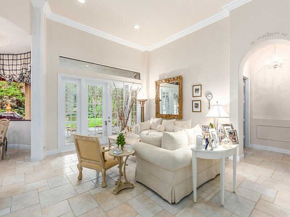 5th image of 10746 Versailles Blvd