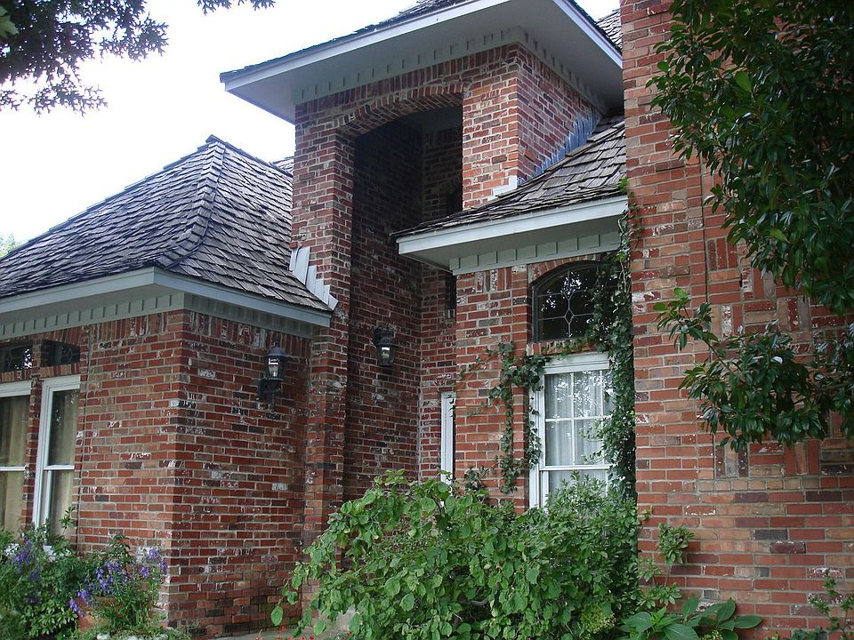 Impressive 16' tall entry w/ full brick exterior.