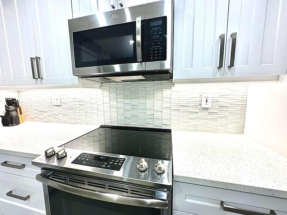 4th image of 15401 Pembridge Avenue #11