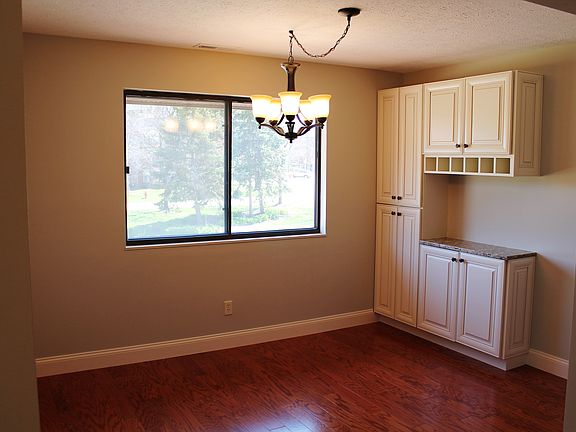3rd image of 256 Heather Ct #256