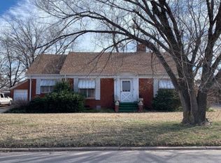 425 S 10th St, Clinton, OK 73601