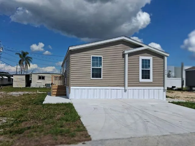 3 bed, 2.0 bath, 912 sqft, $2,125 — Photo 1