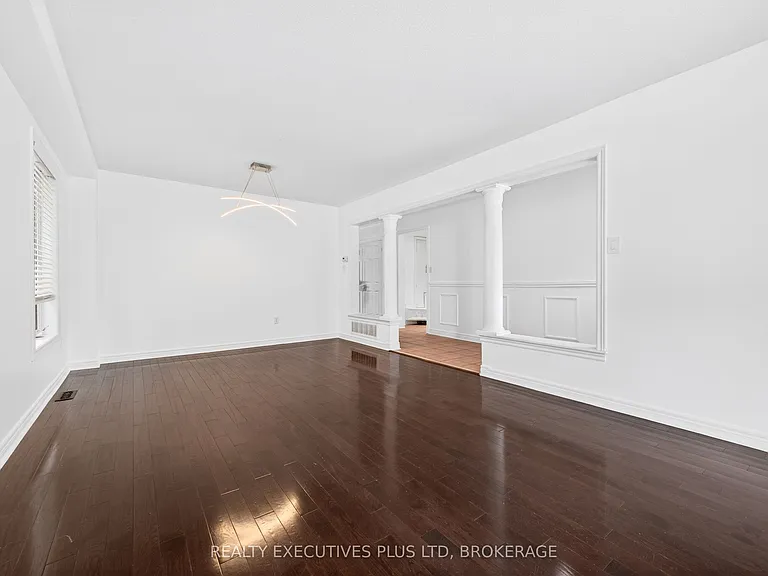 389 Wright Cres — Photo 8
