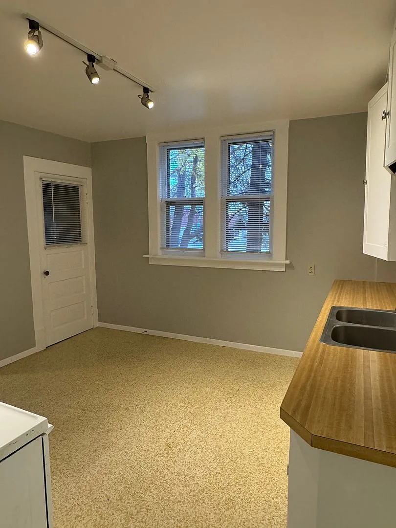 Ren Wright Apts. — Photo 4