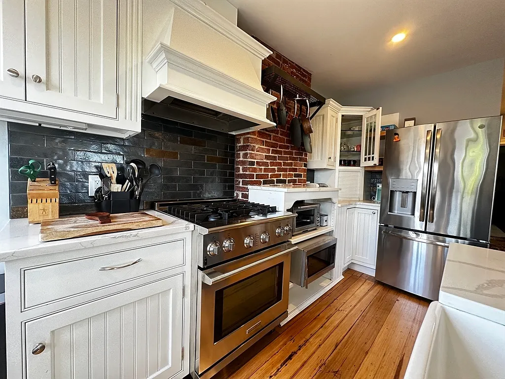 2 bed, 1.0 bath, 800 sqft, $3,000 — Photo 2
