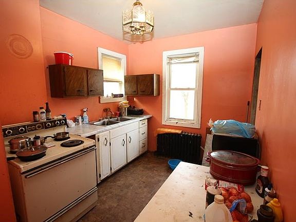 Large 11x9 Eat-in Kitchen