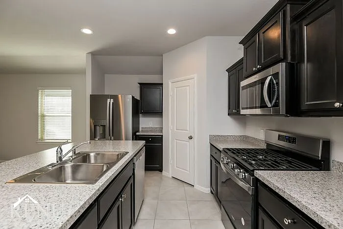 4 bed, 2.0 bath, 1649 sqft, $2,295 — Photo 4