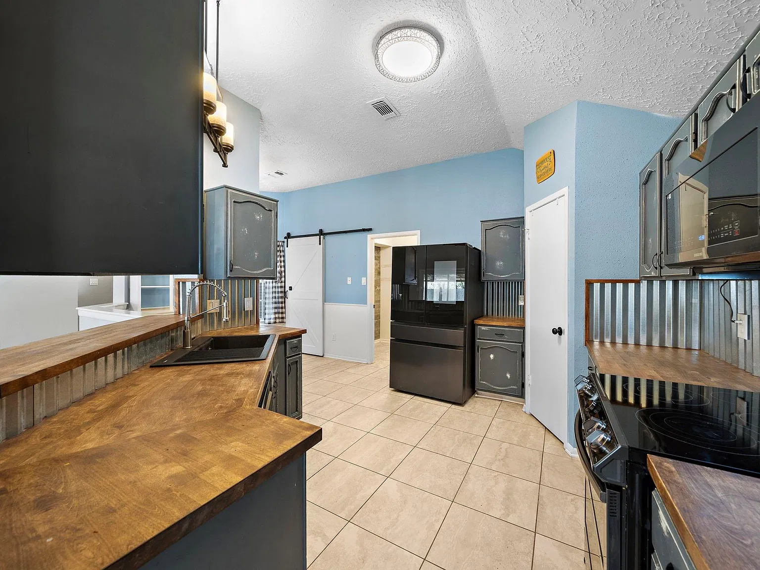 4 bed, 2.0 bath, 1713 sqft, $2,600 — Photo 3