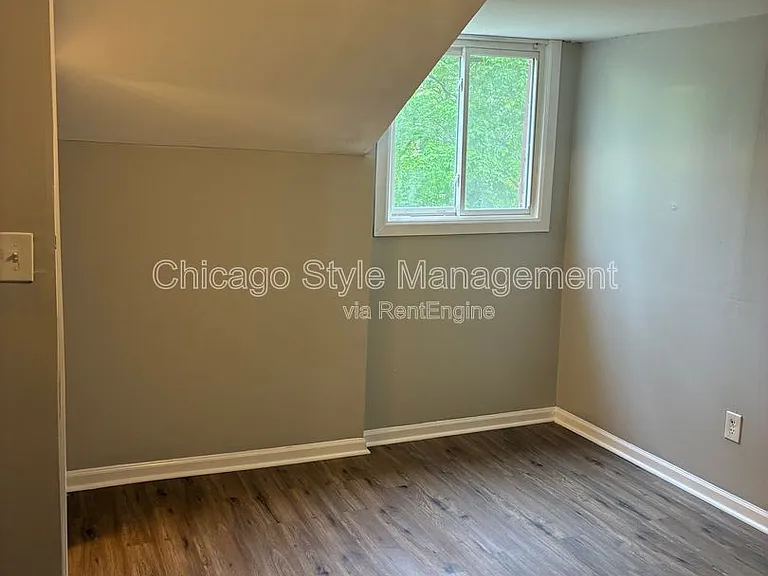 9713 S Oglesby Ave — Photo 2