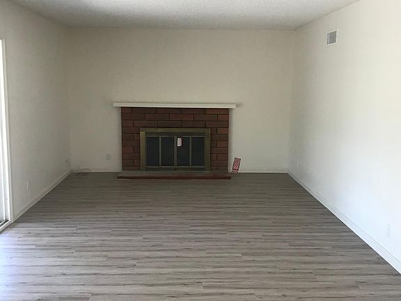 Living room with fireplace 