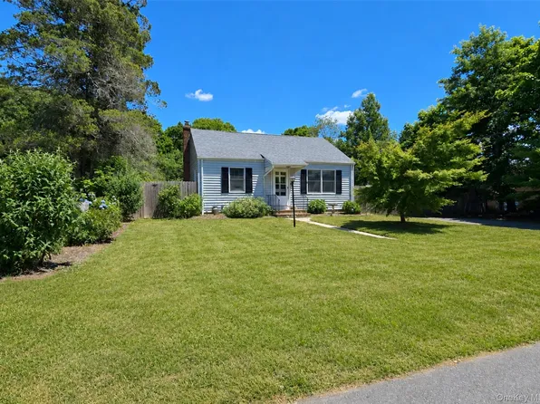 9 McGaw Avenue, Lake Grove, NY 11755