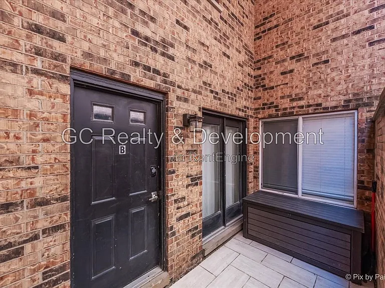 832 W Barry Ave #B — Photo 3