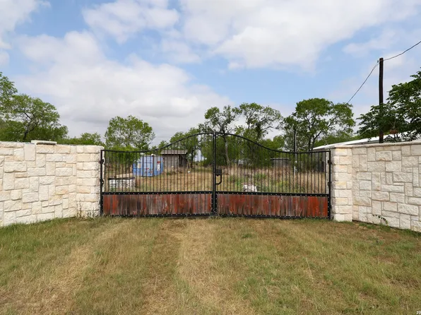708 county road 223, Floresville, TX 78114