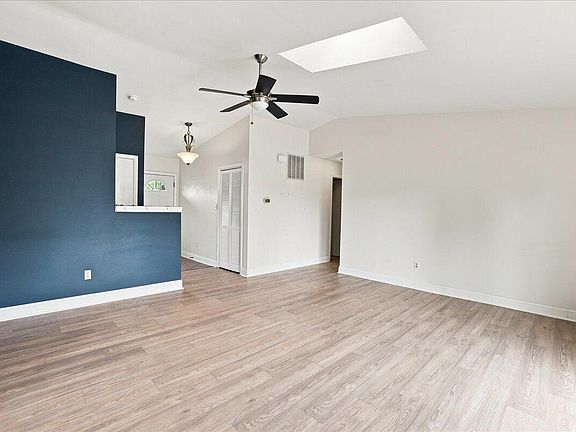 3rd image of 44 Ivy Ln