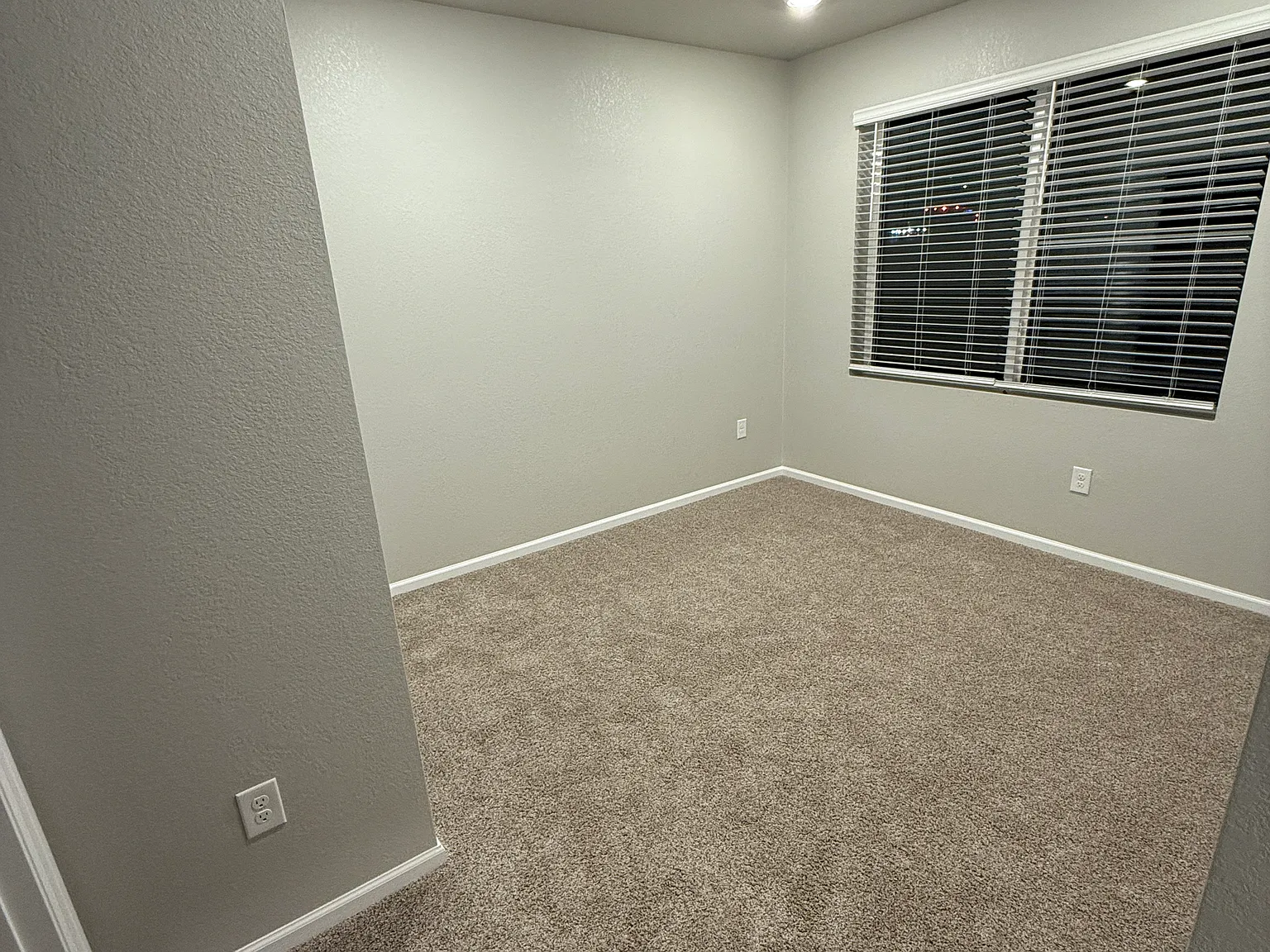 3 bed, 3.5 bath, 1800 sqft, $900 — Photo 2
