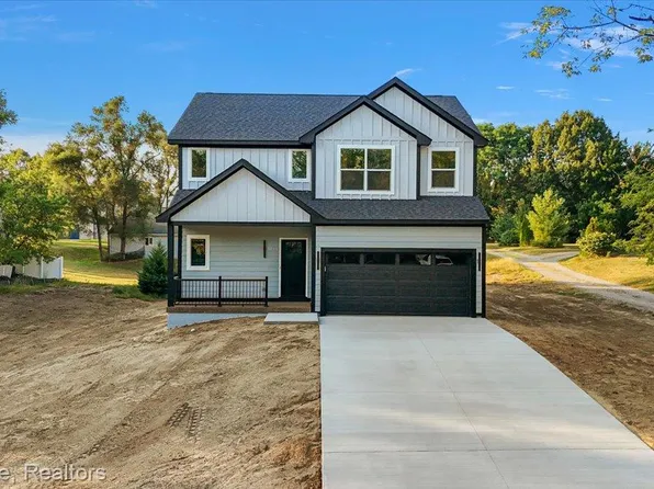 3080 W Newberry Rd, Waterford, MI 48329
