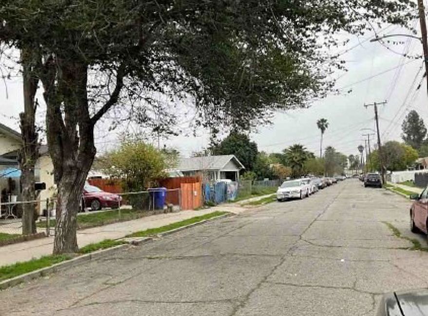 Exterior Neighborhood (street photo)