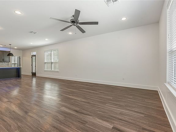 5th image of 704 Eisenhower St