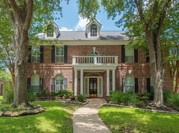 1303 Red Oak Ct, Sugar Land, TX 77479