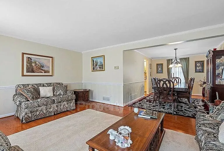 6101 Chatham Dr — Photo 4