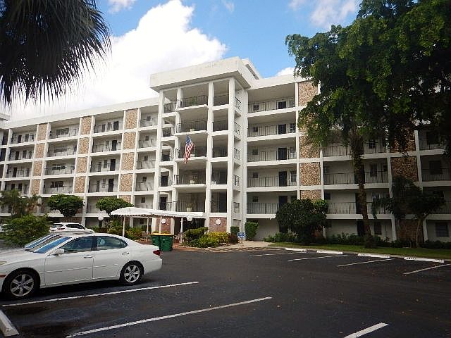 1st image of 2751 N Palm Aire Dr APT 102