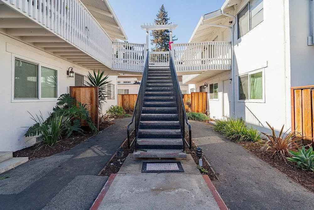 2 bed, 860 sqft, $3,786 — Photo 4