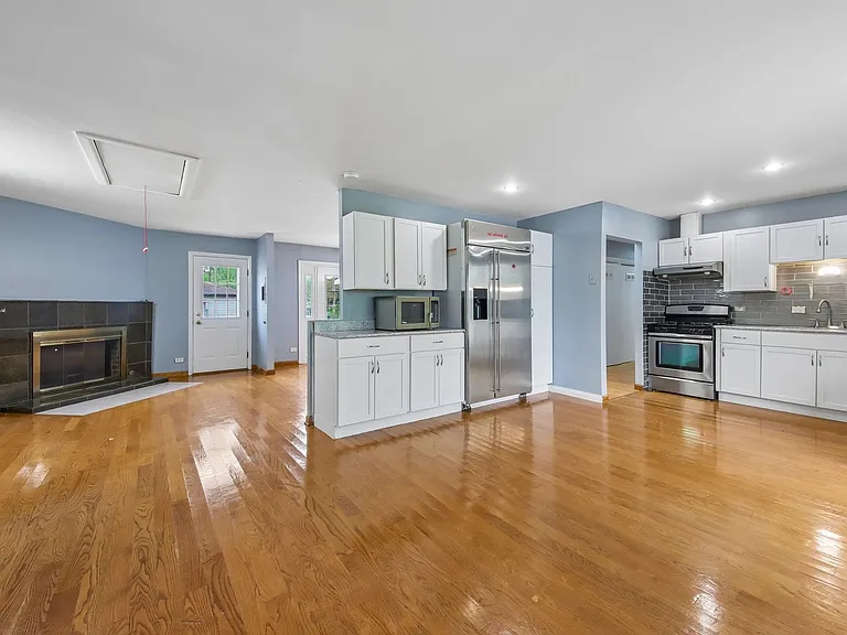 670 Lakeview Ln — Photo 5