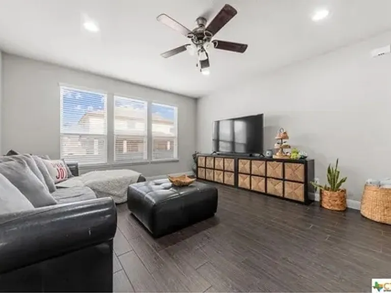 807 Old World Dr — Photo 10