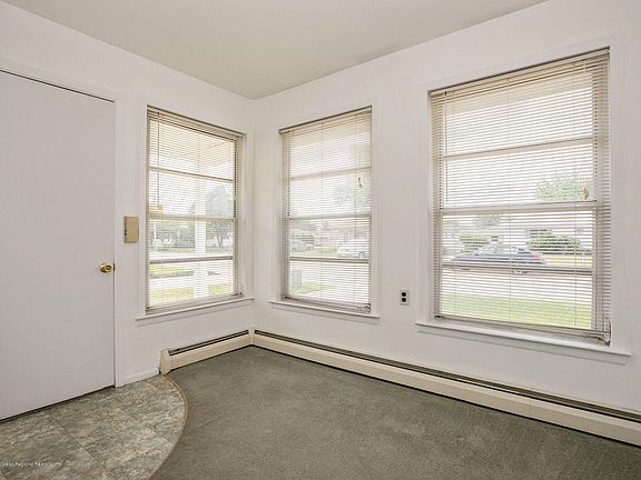 4th image of 305 Saint Thomas Dr