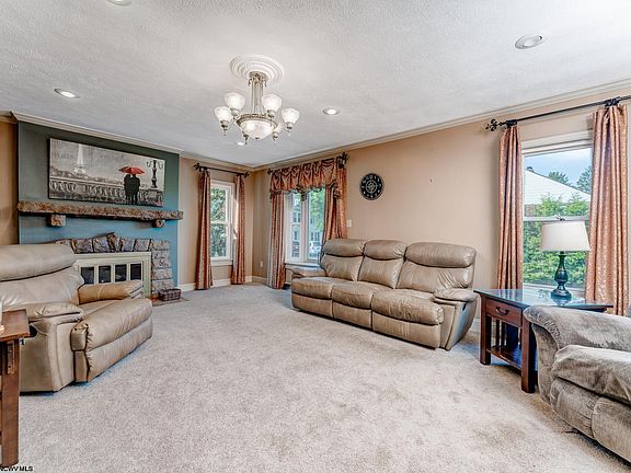 2nd image of 1312 Peacock Ln
