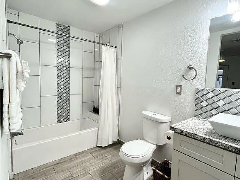 1632 E Harvard St — Photo 12