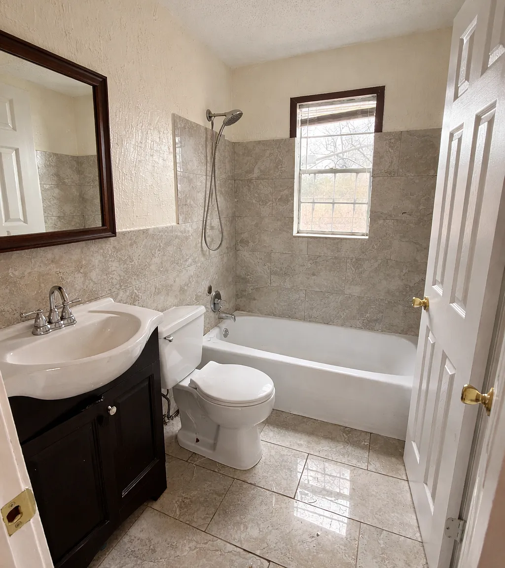 2 bed, 744 sqft, $990 — Photo 2