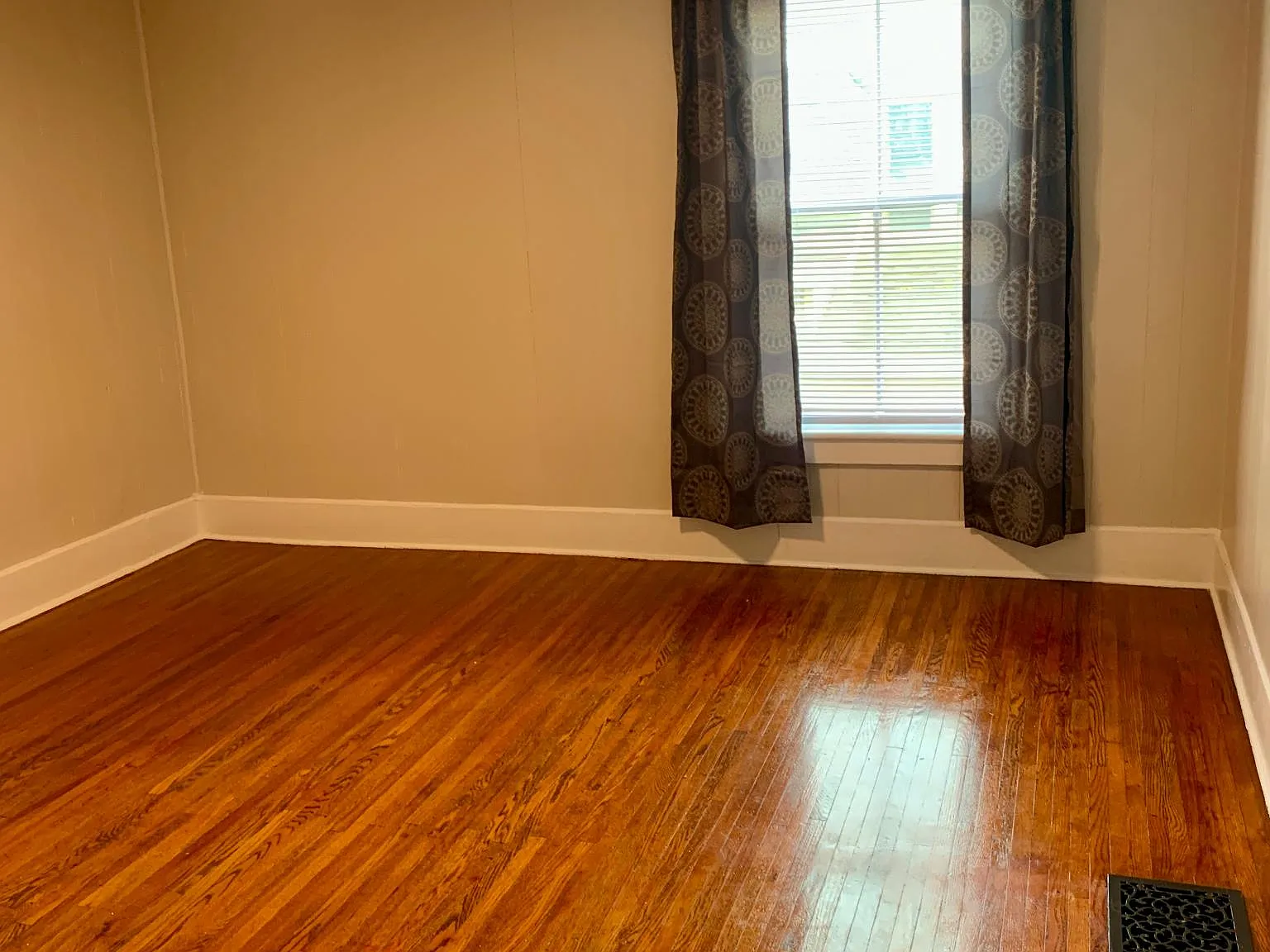 422 W Dominick St — Photo 3