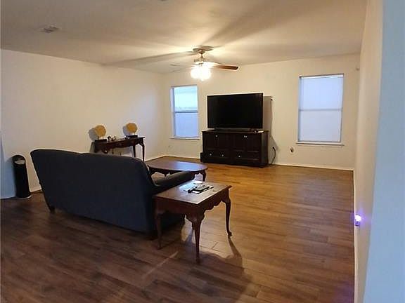 2nd image of 1911 Azalea St