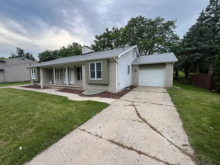 728 Meadowview Ln — Photo 2