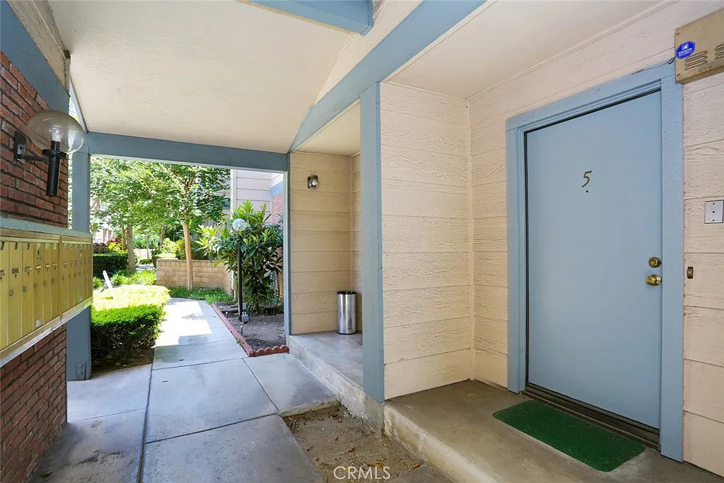 2 bed, 1.5 bath, 1127 sqft, $3,600 — Photo 2